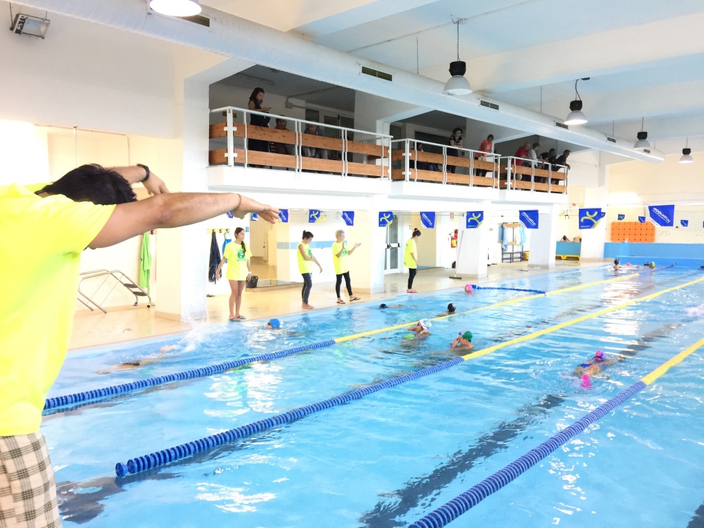 Istruttori e nuotatori durante un’attività nella piscina Canopoleno, foto dal sito Sporter